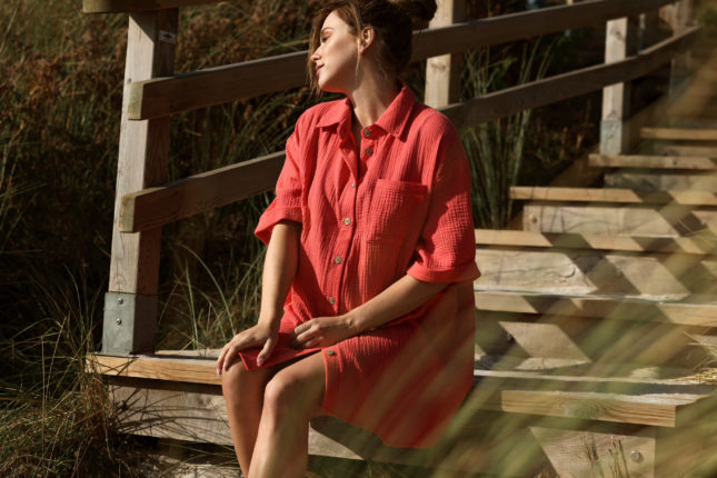 Robe chemise de grossesse et d’allaitement Bertille corail en coton bio